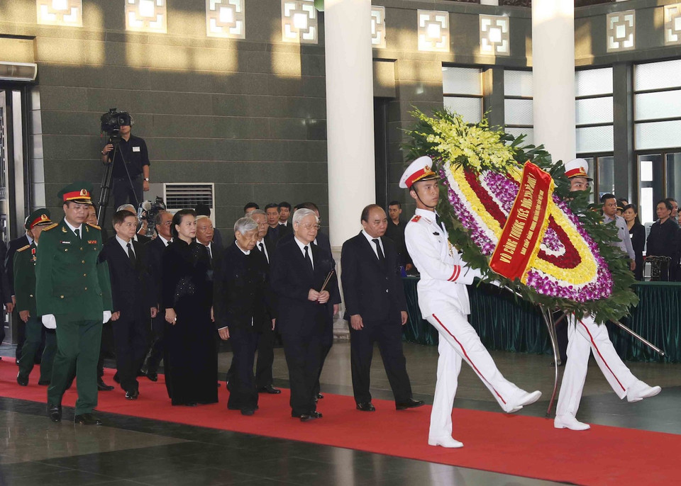 Đoàn Ban Chấp hành Trung ương Đảng Cộng sản Việt Nam, do đồng chí Nguyễn Phú Trọng, Tổng Bí thư Ban Chấp hành Trung ương Đảng làm Trưởng đoàn, viếng đồng chí Đỗ Mười. Ảnh: TTXVN
