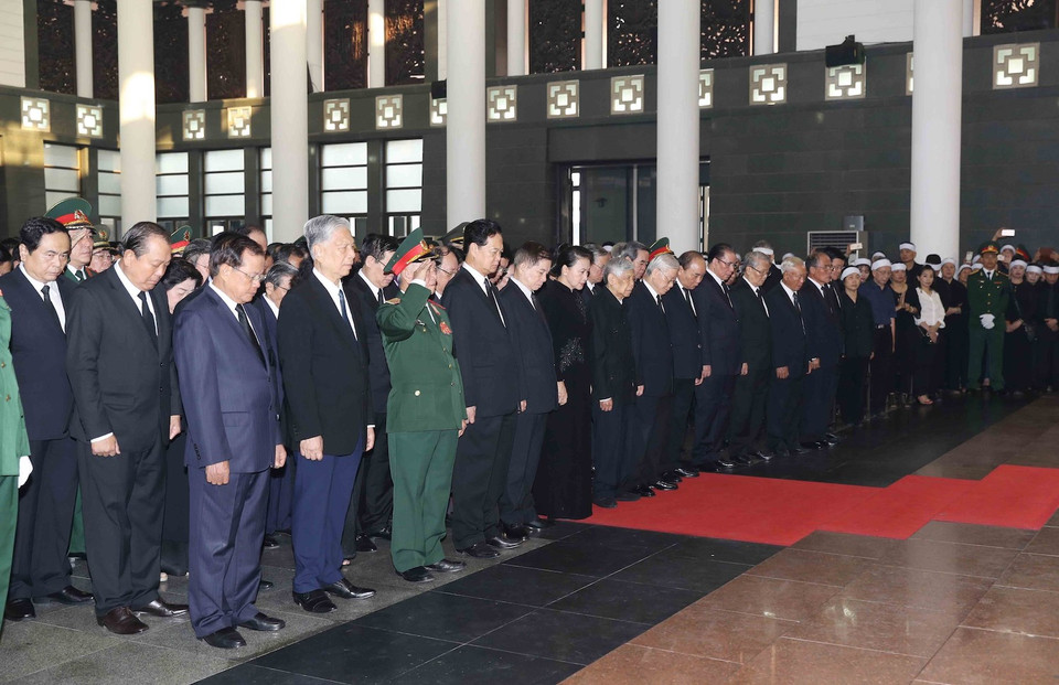 Đoàn Ban Chấp hành Trung ương Đảng Cộng sản Việt Nam, do đồng chí Nguyễn Phú Trọng, Tổng Bí thư Ban Chấp hành Trung ương Đảng làm Trưởng đoàn, viếng đồng chí Đỗ Mười. Ảnh: TTXVN