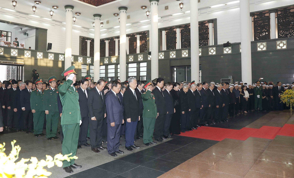 Nguyên Chủ tịch nước Trương Tấn Sang, nguyên Chủ tịch Quốc hội Nguyễn Sinh Hùng cùng các đồng chí trong Đoàn BCHTW Đảng Cộng sản Việt Nam, do Tổng Bí thư Nguyễn Phú Trọng dẫn đầu, viếng đồng chí Đỗ Mười. (Ảnh: Trí Dũng/TTXVN)