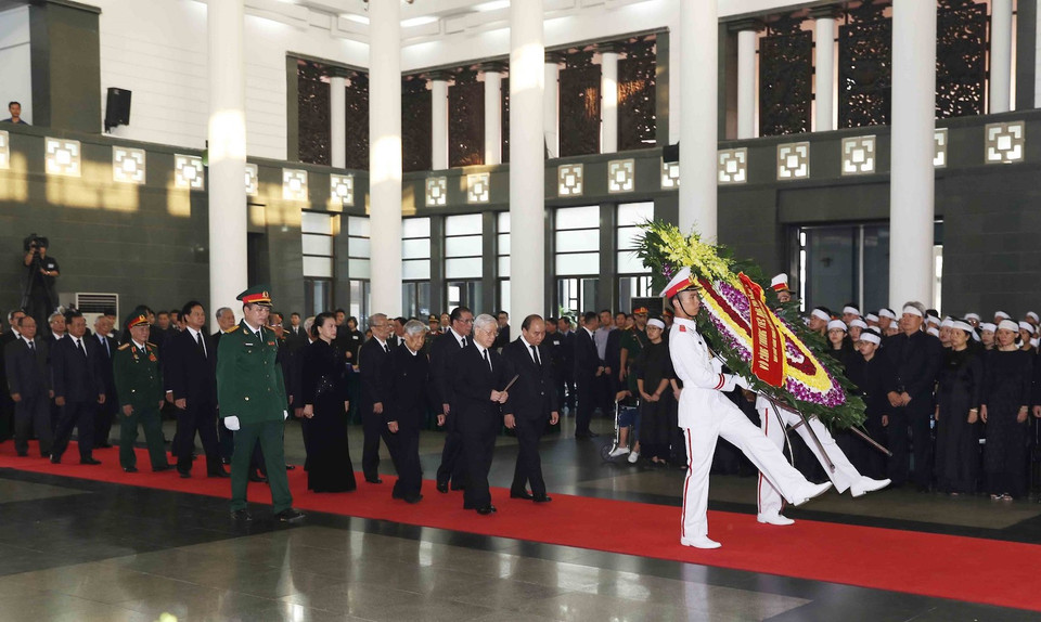 Đoàn Ban Chấp hành Trung ương Đảng Cộng sản Việt Nam, do đồng chí Nguyễn Phú Trọng, Tổng Bí thư Ban Chấp hành Trung ương Đảng làm Trưởng đoàn, viếng đồng chí Đỗ Mười. Ảnh: TTXVN