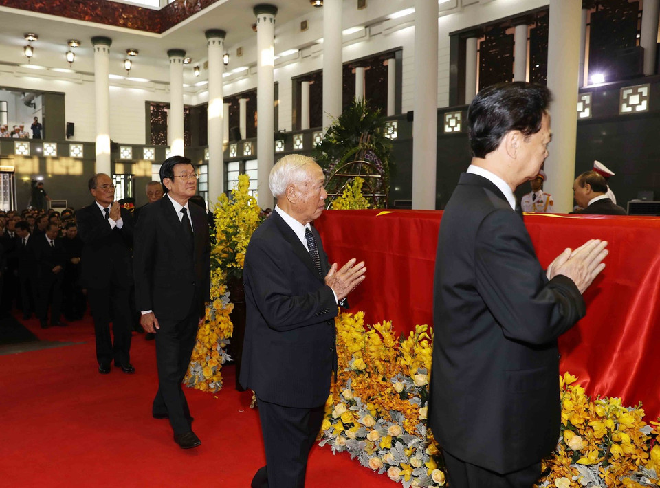 Nguyên Thủ tướng Nguyễn Tấn Dũng, nguyên Chủ tịch Quốc hội Nguyễn Văn An, nguyên Chủ tịch nước Trương Tấn Sang, nguyên Chủ tịch Quốc hội Nguyễn Sinh Hùng cùng các đồng chí trong Đoàn BCHTW Đảng Cộng sản Việt Nam, do Tổng Bí thư Nguyễn Phú Trọng dẫn đầu, viếng đồng chí Đỗ Mười. (Ảnh: Trí Dũng/TTXVN)