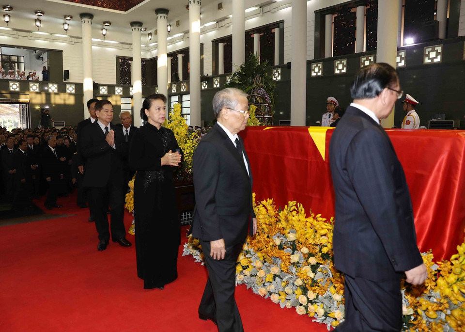 Nguyên Chủ tịch nước Trần Đức Lương, Chủ tịch Quốc hội Nguyễn Thị Kim Ngân, nguyên Chủ tịch nước Nguyễn Minh Triết cùng các đồng chí trong Đoàn BCHTW Đảng Cộng sản Việt Nam, do Tổng Bí thư Nguyễn Phú Trọng dẫn đầu, viếng đồng chí Đỗ Mười. (Ảnh: Trí Dũng/TTXVN)