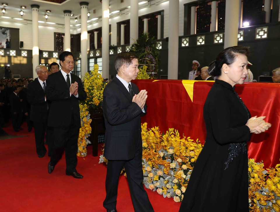 Chủ tịch Quốc hội Nguyễn Thị Kim Ngân, nguyên Chủ tịch nước Nguyễn Minh Triết, nguyên Thủ tướng Nguyễn Tấn Dũng, nguyên Chủ tịch Quốc hội Nguyễn Văn An cùng các đồng chí trong Đoàn BCHTW Đảng Cộng sản Việt Nam, do Tổng Bí thư Nguyễn Phú Trọng dẫn đầu, viếng đồng chí Đỗ Mười. (Ảnh: Trí Dũng/TTXVN)