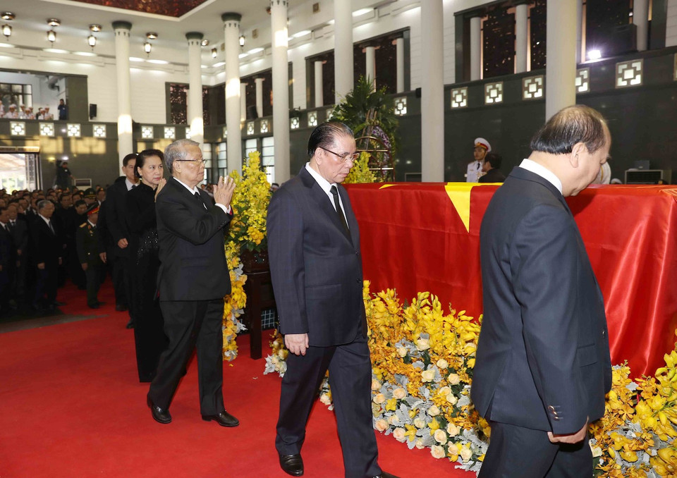 Thủ tướng Nguyễn Xuân Phúc, nguyên Tổng Bí thư Nông Đức Mạnh, nguyên Chủ tịch nước Trần Đức Lương, Chủ tịch Quốc hội Nguyễn Thị Kim Ngân cùng các đồng chí trong Đoàn BCHTW Đảng Cộng sản Việt Nam, do Tổng Bí thư Nguyễn Phú Trọng dẫn đầu, viếng đồng chí Đỗ Mười. (Ảnh: Trí Dũng/TTXVN)