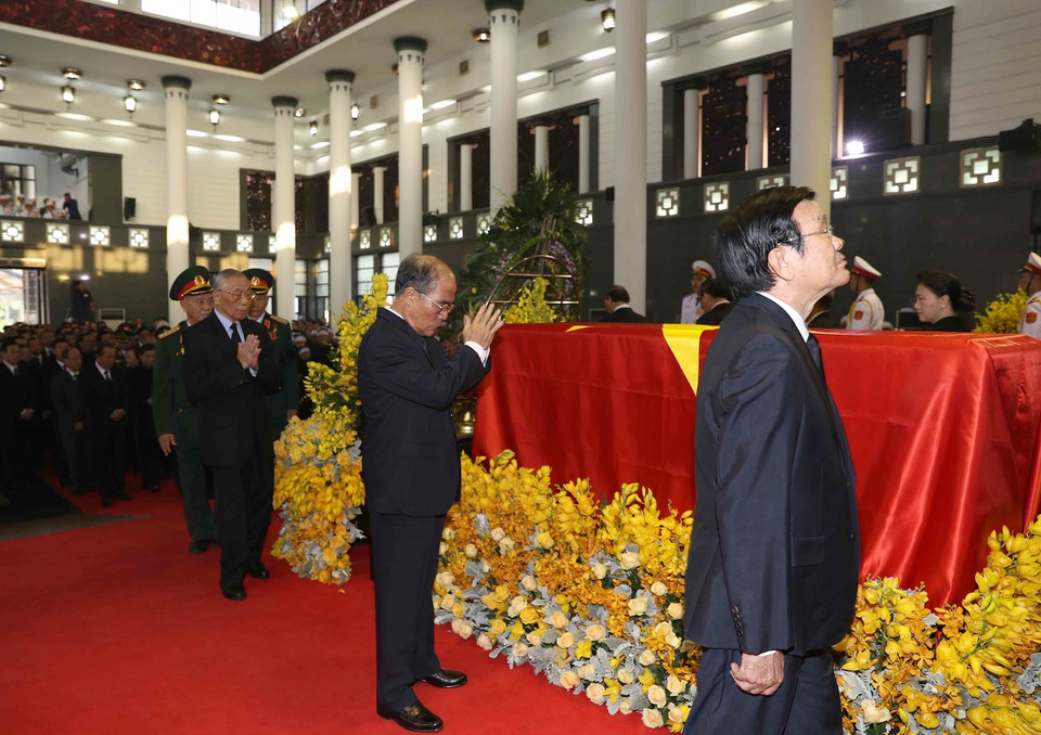 Nguyên Chủ tịch nước Trương Tấn Sang, nguyên Chủ tịch Quốc hội Nguyễn Sinh Hùng cùng các đồng chí trong Đoàn BCHTW Đảng Cộng sản Việt Nam, do Tổng Bí thư Nguyễn Phú Trọng dẫn đầu, viếng đồng chí Đỗ Mười. (Ảnh: Trí Dũng/TTXVN)