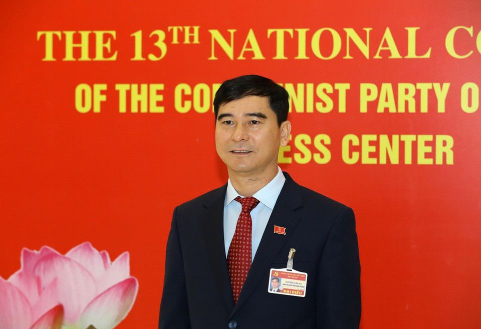 Đồng chí Dương Văn An (Đoàn đại biểu Đảng bộ tỉnh Bình Thuận) trả lời phỏng vấn. (Ảnh: TTXVN)