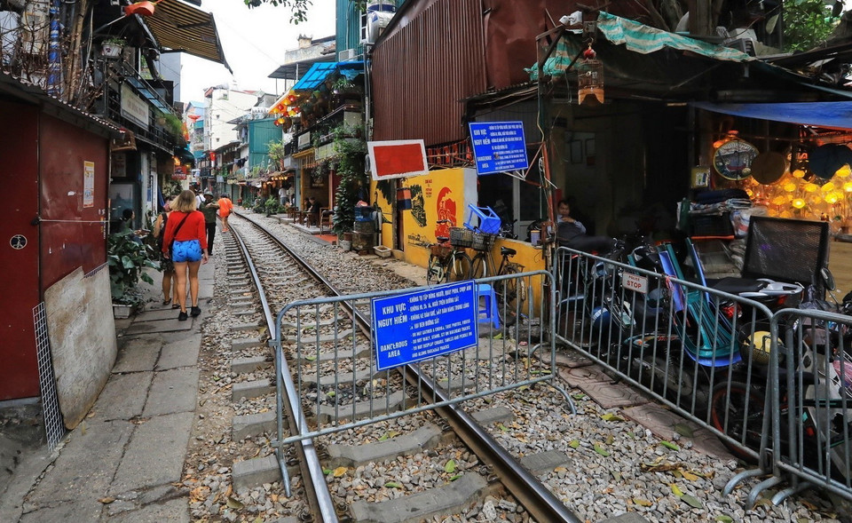 Nhiều quán "càphê đường tàu" đã đóng cửa, nghỉ bán. Ảnh chụp sáng 19/3. (Ảnh: Tuấn Anh/TTXVN)