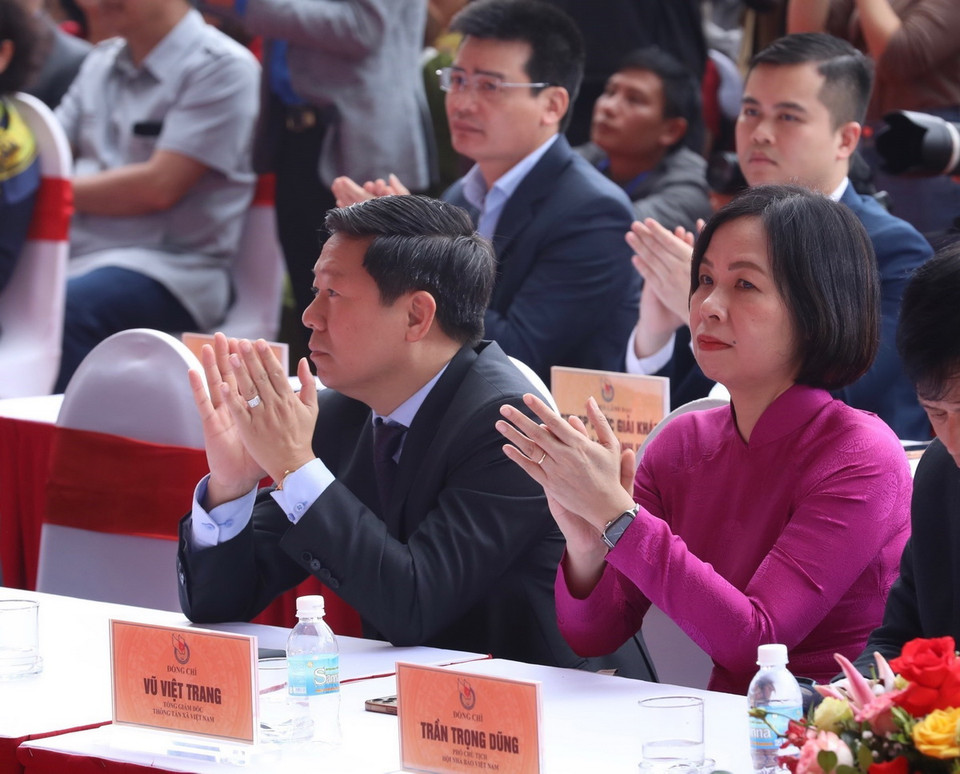 Phó Trưởng ban Tuyên giáo Trung ương Trần Thanh Lâm và Tổng giám đốc TTXVN Vũ Việt Trang tham dự Lễ bế mạc. (Ảnh: Hoàng Hiếu/TTXVN)