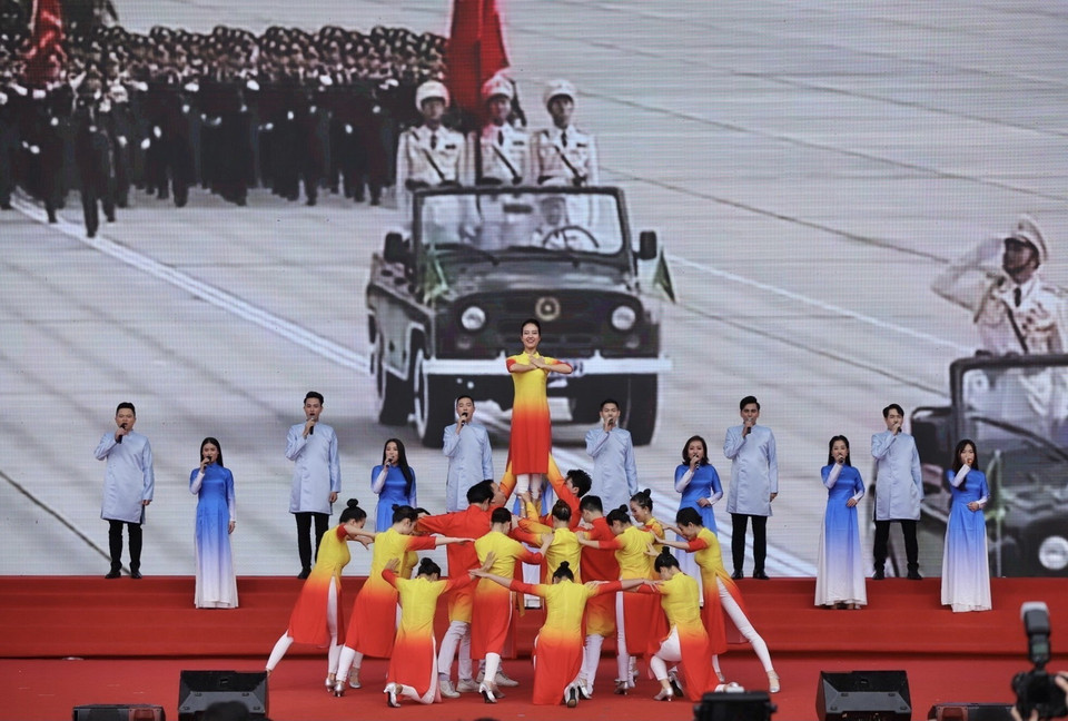 Tiết mục biểu diễn văn nghệ tại buổi lễ. (Ảnh: Nguyễn Thu Phương/TTXVN)