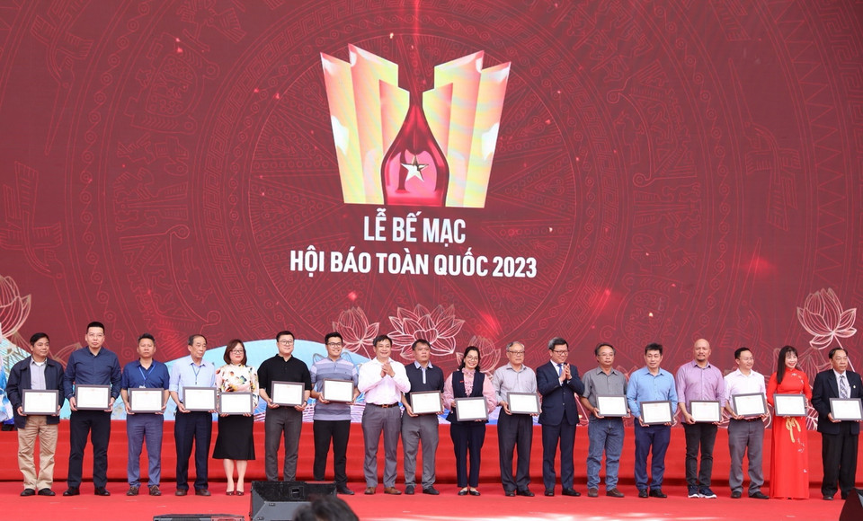 Các đơn vị nhận giải Khuyến khích bìa báo Tết ấn tượng cho đại diện các báo. (Ảnh: Hoàng Hiếu/TTXVN)