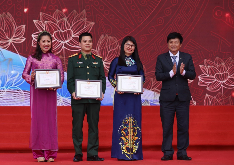 Phó Chủ tịch Hội nhà báo Việt Nam Trần Trọng Dũng trao giải Ấn tượng hội báo toàn quốc 2023. (Ảnh: Hoàng Hiếu/TTXVN)