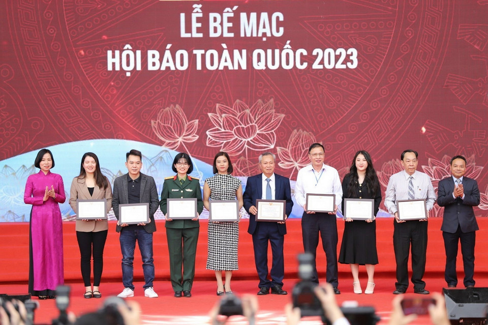 Tổng Giám đốc TTXVN Vũ Việt Trang và Phó Tổng biên tập báo Nhân dân Đinh Như Hoan trao giải C loại hình phát thanh, truyền hình, giao diện điện tử ấn tượng. (Ảnh: Nguyễn Thu Phương/TTXVN)