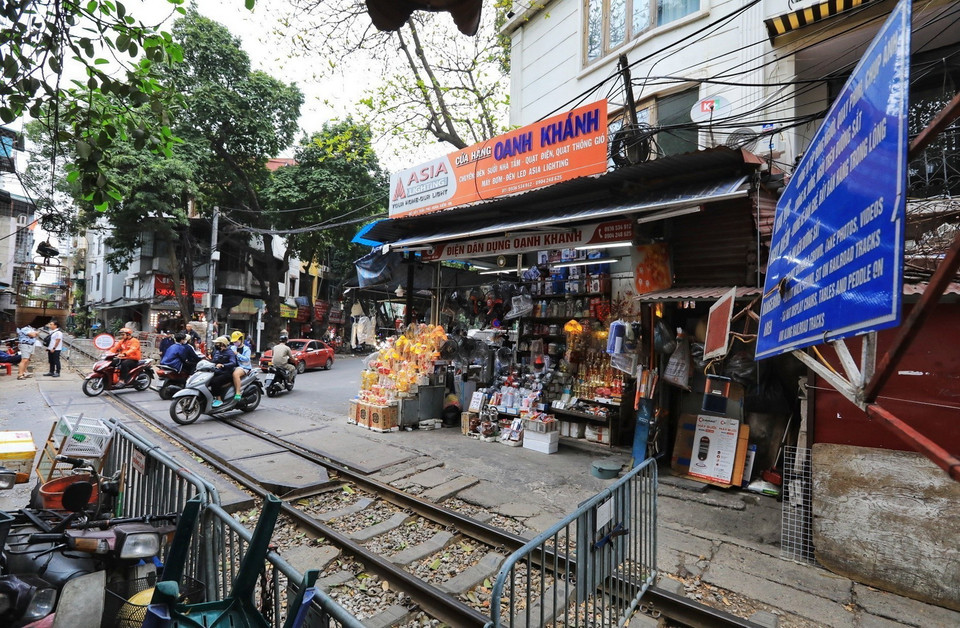 Không còn cảnh du khách tụ tập rất đông bên ngoài để chờ vào quán "càphê đường tàu." Ảnh chụp sáng 19/3. (Ảnh: Tuấn Anh/TTXVN)