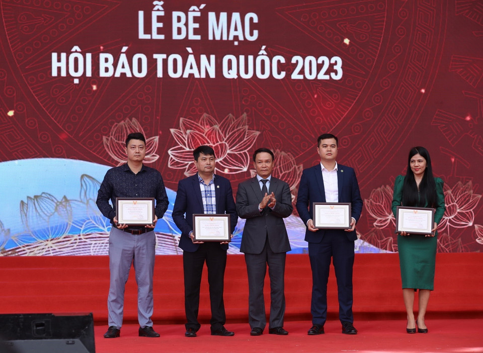 Phó Chủ tịch Thường trực Hội Nhà báo Việt Nam Nguyễn Đức Lợi trao chứng nhận cho các nhà tài trợ. (Ảnh: Hoàng Hiếu/TTXVN)