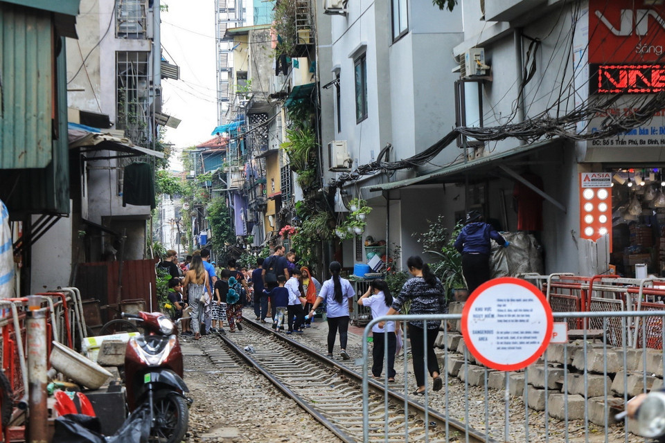 Tuy nhiên, vẫn có quán mở cửa đón khách vào khi không có lực lượng chức năng giám sát. (Ảnh chụp sáng 19/3. (Ảnh: Tuấn Anh/TTXVN)