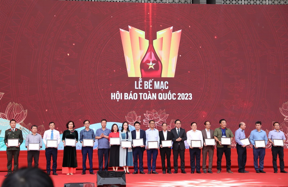 Các đơn vị nhận Giải C giải bìa báo Tết và gian trưng bày Tết ấn tượng. (Ảnh: Hoàng Hiếu/TTXVN)