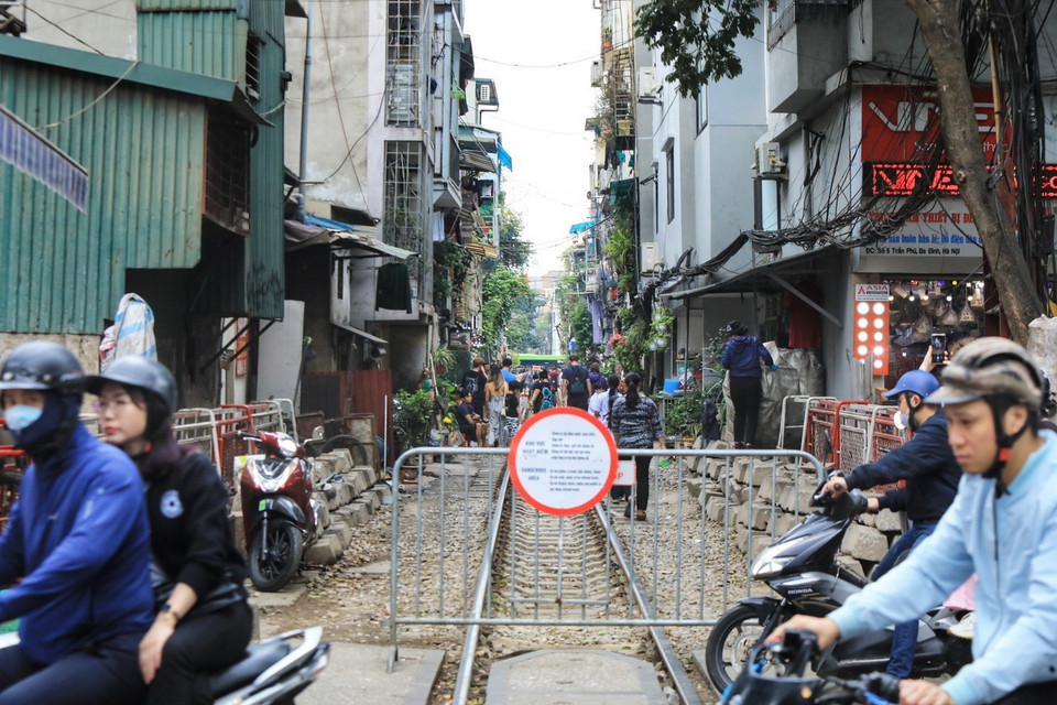 Rào chắn cùng biển báo cấm được chính quyền địa phương đặt ngay giữa lối vào "càphê đường tàu," nhưng vẫn có du khách nước ngoài cố tình vào để chụp ảnh check in trên đường tàu. Ảnh chụp sáng 19/3. (Ảnh: Tuấn Anh/TTXVN)