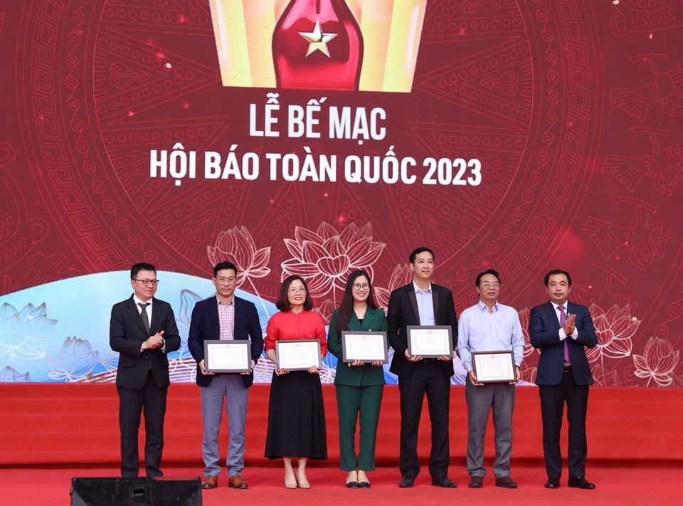 Tổng biên tập Báo Nhân dân, Phó Trưởng Ban Tuyên giáo Trung ương, Chủ tịch Hội Nhà báo Việt Nam Lê Quốc Minh và Bí thư Tỉnh ủy Hải Dương Trần Đức Thắng Giải B loại hình phát thanh, truyền hình, giao diện điện tử ấn tượng Tết. (Ảnh: Hoàng Hiếu/TTXVN)