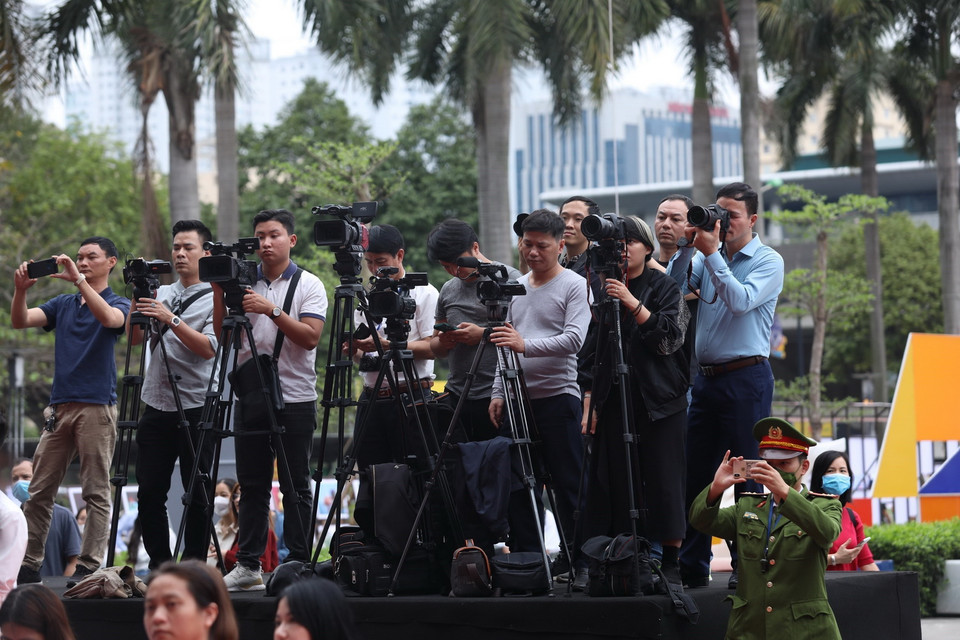 Đông đảo phóng viên tham dự đưa tin về Lễ bế mạc. (Ảnh: Hoàng Hiếu/TTXVN)