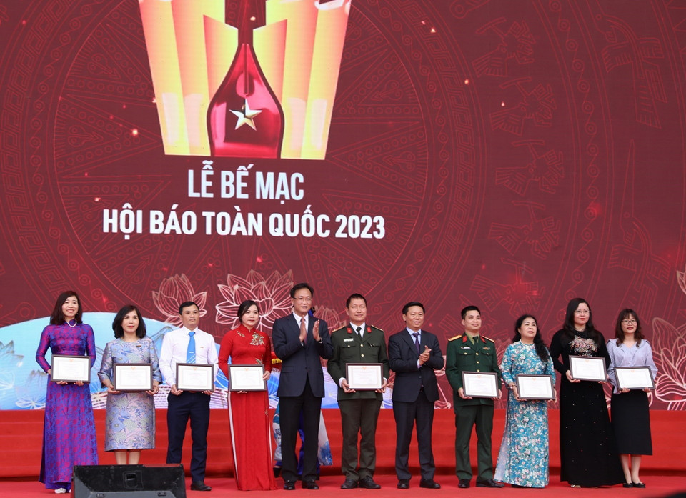 Bí thư tỉnh ủy Hưng Yên Nguyễn Hữu Nghĩa và Phó Trưởng ban Tuyên giáo Trung ương Trần Thanh Lâm trao giải B Hạng mục Bìa báo Tết ấn tượng và gian trưng bày ấn tượng. (Ảnh: Hoàng Hiếu/TTXVN)