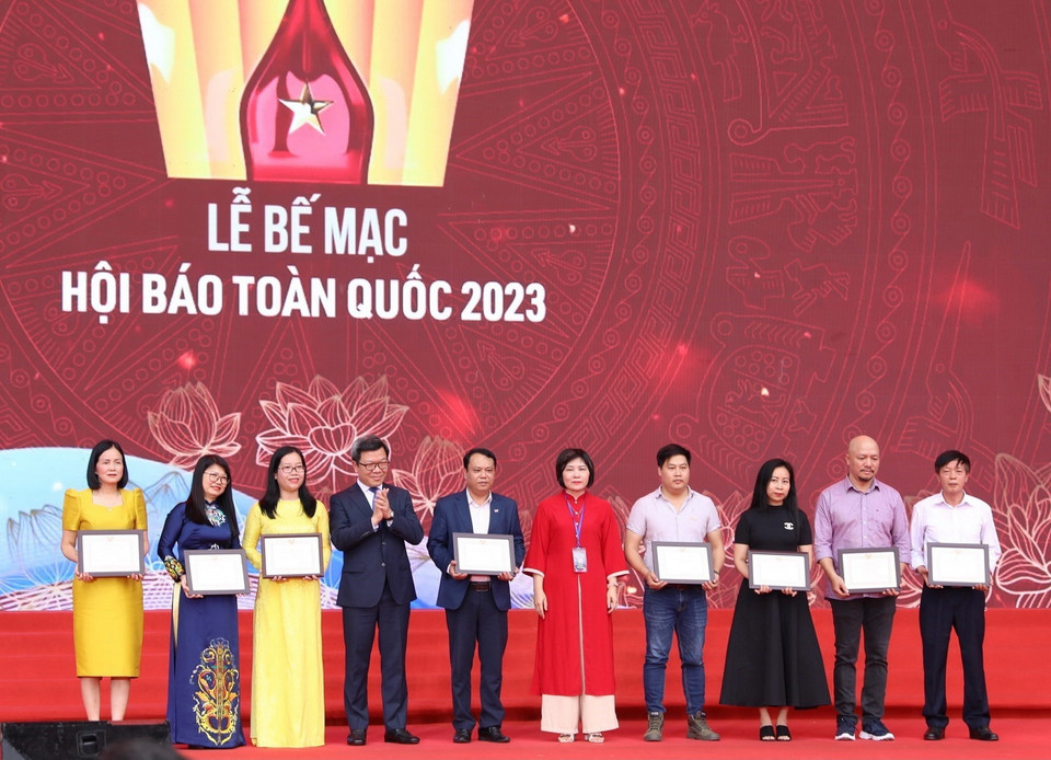 Các đơn vị nhận giải Khuyến khích loại hình phát thanh, truyền hình, giao diện điện tử ấn tượng. (Ảnh: Hoàng Hiếu/TTXVN)