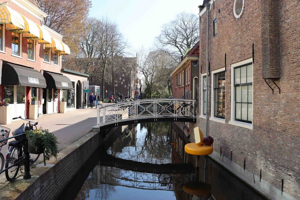 Khắp nơi trong thành phố Gouda (Hà Lan) đều có hình biểu tượng bánh phomát, đặc sản của vùng. (Ảnh: Hương Giang/TTXVN)