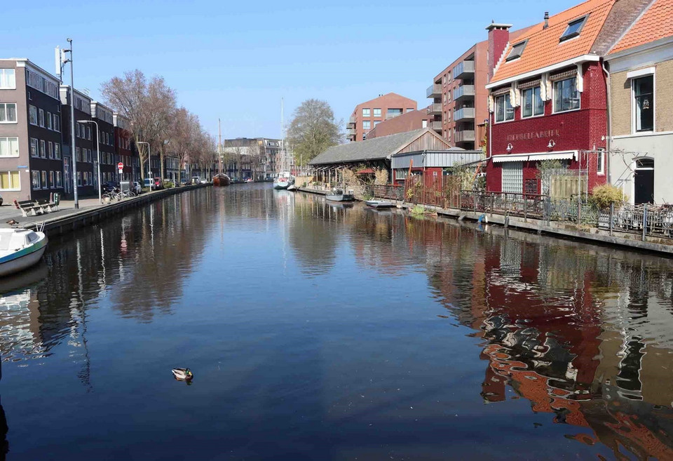 Những ngôi nhà bên bờ kênh ở thành phố Gouda, Hà Lan. (Ảnh: Hương Giang/TTXVN)