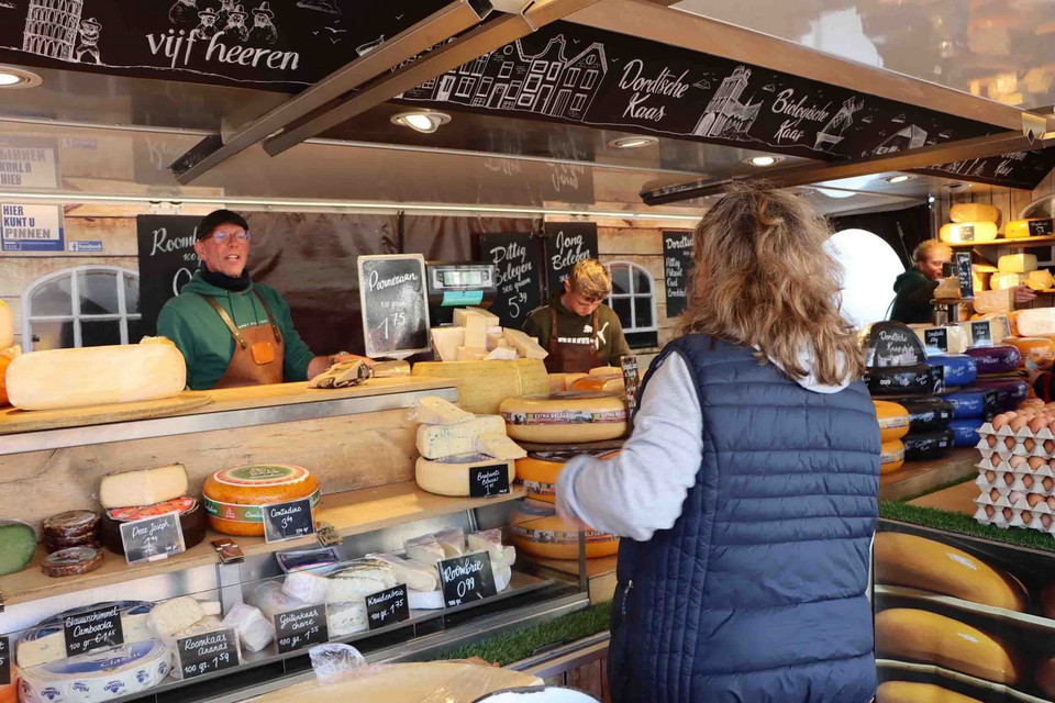 Hàng trăm loại phomát được sản xuất và bán tại thành phố Gouda, Hà Lan. (Ảnh: Hương Giang/TTXVN)