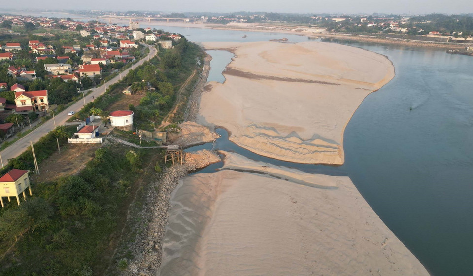 Xí nghiệp cấp nước Thanh Thủy khơi thông dòng chảy lấy nước từ sông Đà để xử lý nguồn nước sạch cung cấp cho người dân các xã ven sông. (Ảnh: TTXVN phát)