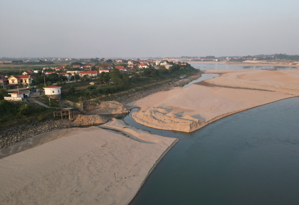 Xí nghiệp cấp nước huyện Thanh Thủy khơi thông dòng chảy lấy nước từ sông Đà để xử lý nguồn nước sạch cung cấp cho người dân các xã ven sông. (Ảnh: Tạ Toàn/TTXVN)