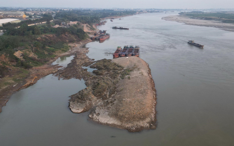 Mực nước sông Hồng (đoạn qua cầu Văn Lang) phường Thọ Sơn, thành phố Việt Trì, xuống thấp khiến hoạt động giao thông vận tải đường thủy tê liệt nhiều ngày nay. (Ảnh: TTXVN phát)