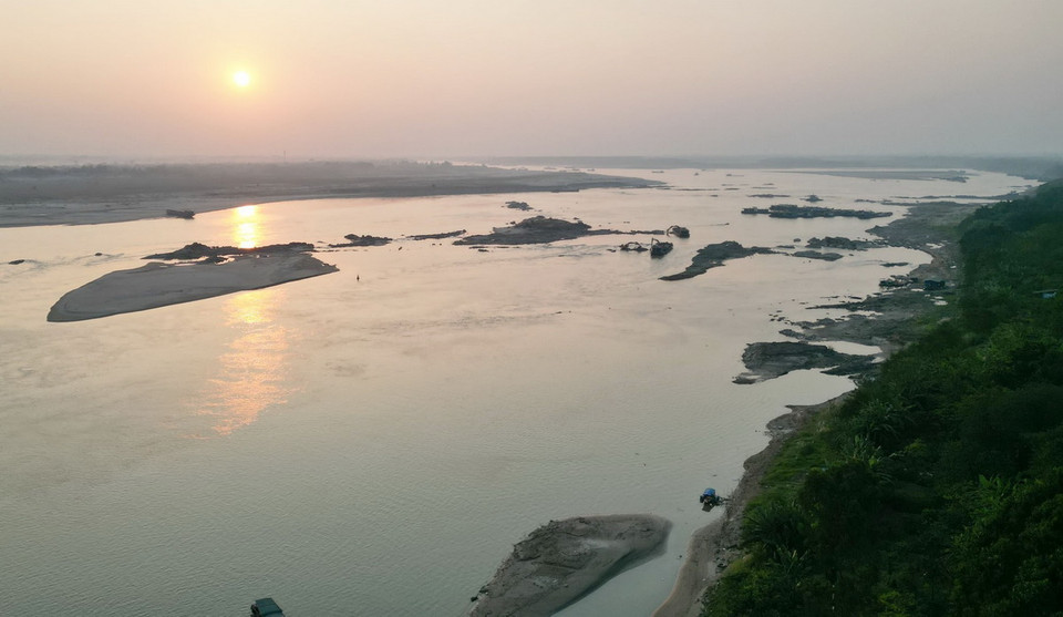 Nước sông Hồng xuống thấp khiến nhiều bãi cát rộng cả trăm m2 nổi trên mặt nước. (Ảnh: TTXVN phát)