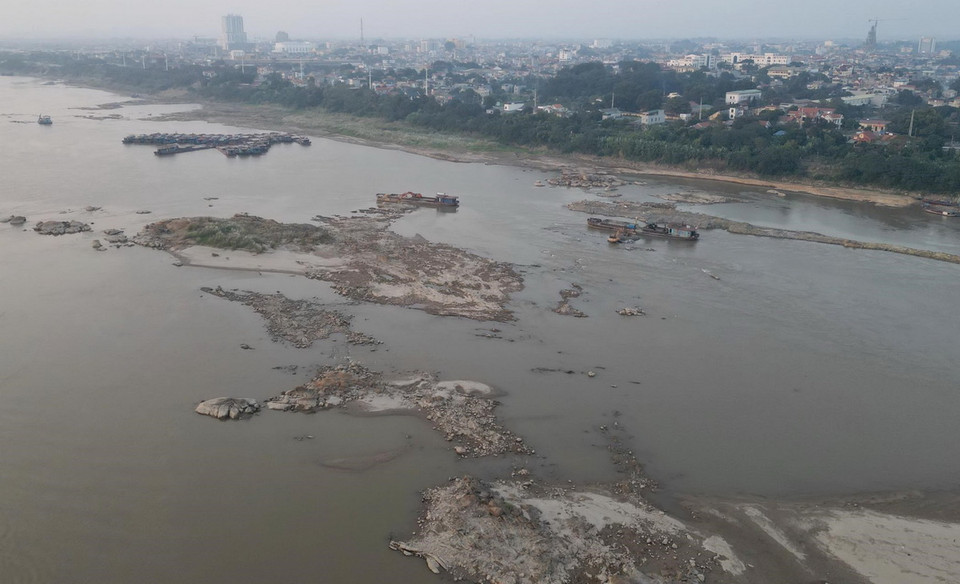 Sông Hồng (đoạn qua cầu Văn Lang) phường Thọ Sơn, thành phố Việt Trì, trơ đáy. (Ảnh: TTXVN phát)