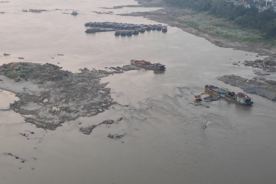 Nhiều phương tiện giao thông đường thủy tại cầu Văn Lang, cầu Trung Hà bị tê liệt chờ nước lên, đồng thời triển khai thực hiện việc nạo vét lòng sông di chuyển. (Ảnh: TTXVN phát)