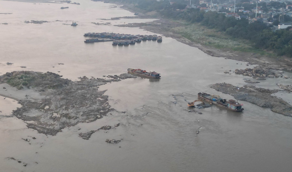 Nhiều phương tiện giao thông đường thủy tại cầu Văn Lang, cầu Trung Hà bị tê liệt chờ nước lên, đồng thời triển khai thực hiện việc nạo vét lòng sông di chuyển. (Ảnh: TTXVN phát(