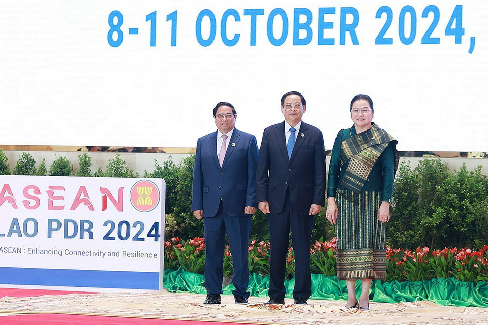 Thủ tướng Lào, Chủ tịch ASEAN 2024 Sonexay Siphandone và Phu nhân đón Thủ tướng Phạm Minh Chính tham dự Phiên khai mạc Hội nghị cấp cao ASEAN lần thứ 44. (Ảnh: Dương Giang/TTXVN)