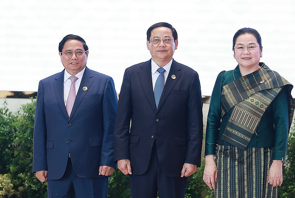 Thủ tướng Lào, Chủ tịch ASEAN 2024 Sonexay Siphandone và Phu nhân đón Thủ tướng Phạm Minh Chính tham dự Phiên khai mạc Hội nghị cấp cao ASEAN lần thứ 44. (Ảnh: Dương Giang/TTXVN)