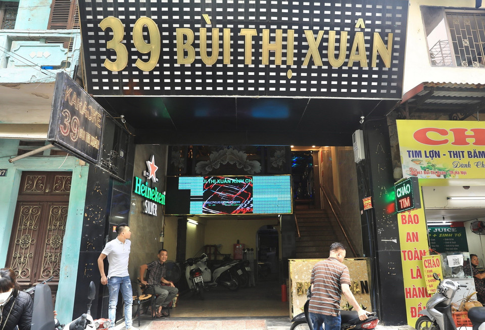  Một quán karaoke trên phố Bùi Thị Xuân đã mở cửa đón khách. (Ảnh: Hoàng Hiếu/TTXVN) 