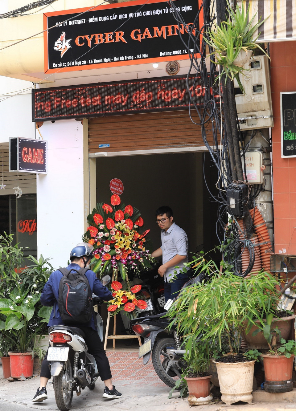  Cửa hàng trò chơi điện tử, Internet được phép đón khách trở lại. (Ảnh: Hoàng Hiếu/TTXVN)