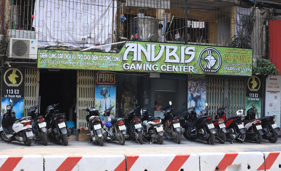  Một cửa hàng trò chơi điện tử, Internet đông khách trong ngày hoạt động trở lại. (Ảnh: Hoàng Hiếu/TTXVN)