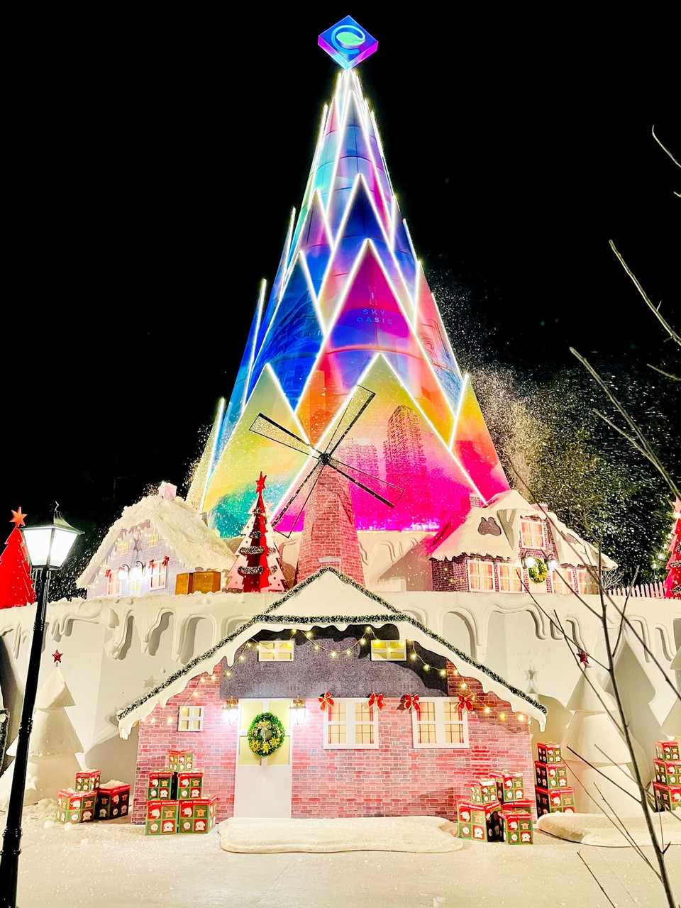 Một ngôi làng cổ tích Bắc Âu lung linh tràn ngập không khí giáng sinh với tuyết rơi được dựng lên trong khuôn viên cây xanh của công viên mùa hạ. (Nguồn: Vietnam+)