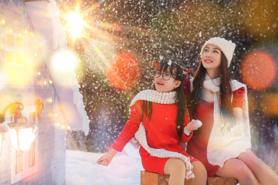 Hằng ngày vào một số khung giờ, sẽ có tuyết rơi tại ngôi làng để phục vụ du khách vui chơi và chụp ảnh. (Nguồn: Vietnam+)