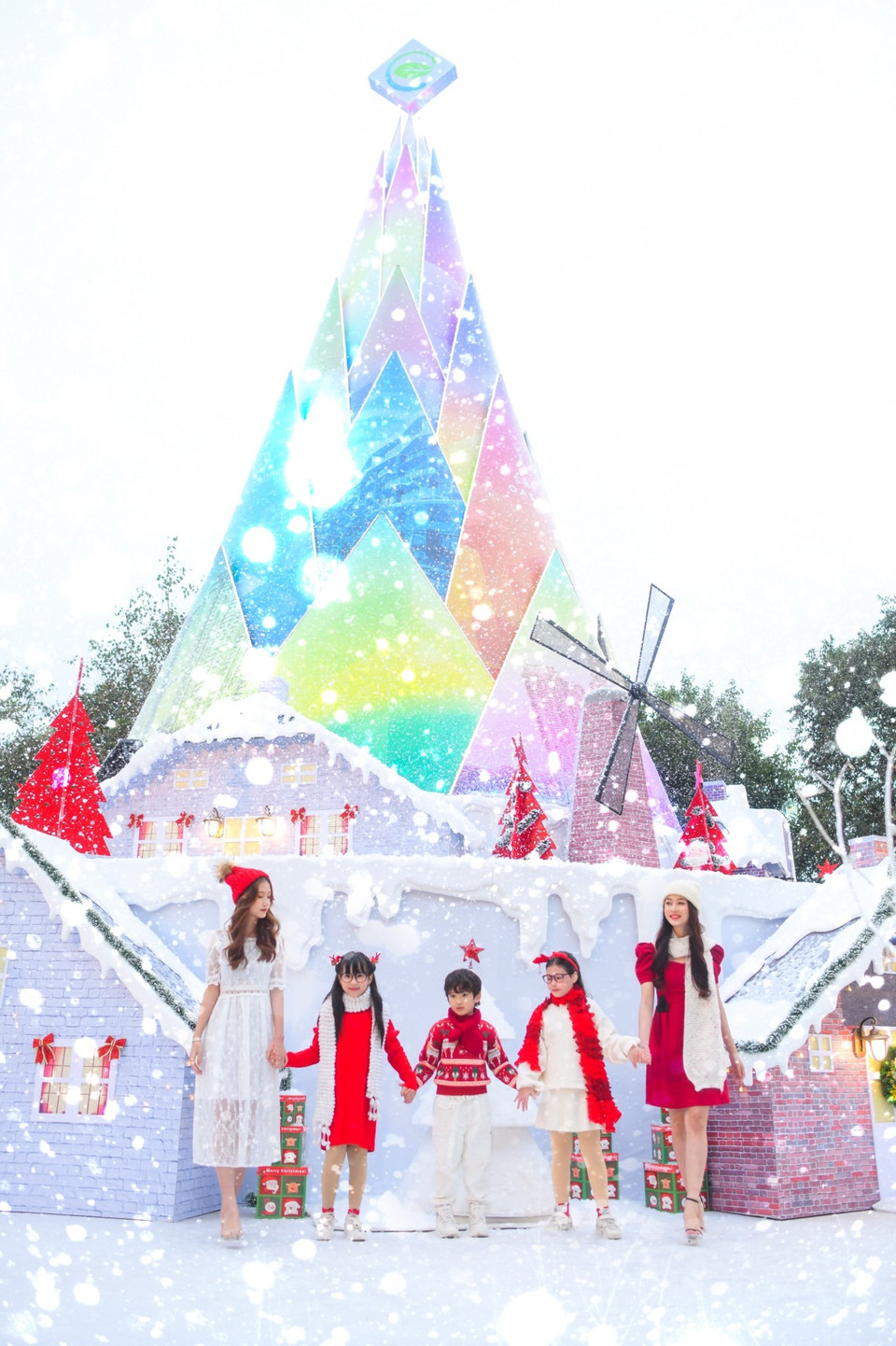 Điểm đặc biệt nhất của giáng sinh Bắc Âu tại Ecopark chính là búp măng Noel khổng lồ, có hệ thống đèn cảm ứng màu sắc lớn nhất Việt Nam. (Nguồn: Vietnam+)