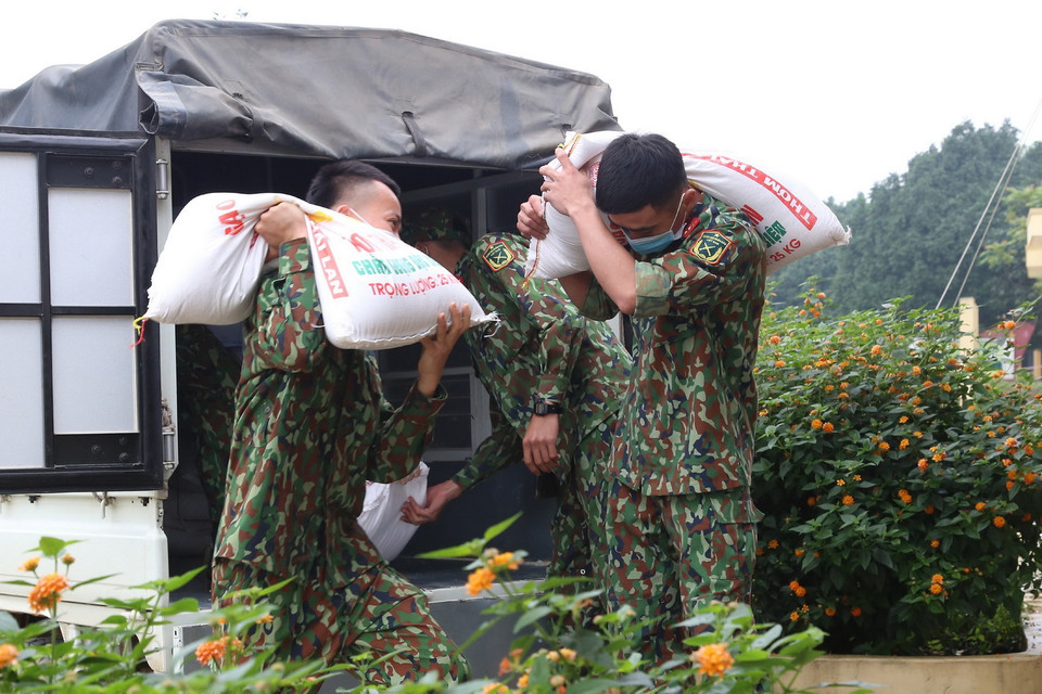 Các chiến sỹ Trung đoàn 58, Sư đoàn 308 (Quân đoàn 1) chuẩn bị lương thực, thực phẩm chăm lo bữa ăn cho người thực hiện cách ly tập trung tại đơn vị. (Ảnh: Dương Giang/TTXVN)