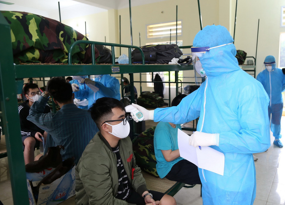 Nhân viên y tế theo dõi, thăm khám sức khỏe hằng ngày cho những người thực hiện cách ly tại các đơn vị quân đội. (Ảnh: Dương Giang/TTXVN)