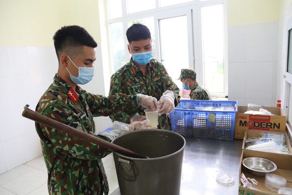 Các chiến sỹ Trung đoàn 58, Sư đoàn 308 (Quân đoàn 1) chuẩn bị lương thực, thực phẩm chăm lo bữa ăn cho người thực hiện cách ly tập trung tại đơn vị. (Ảnh: Dương Giang/TTXVN)