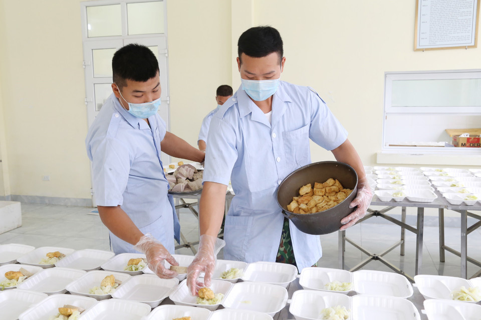 Để bảo đảm điều kiện tốt nhất cho những người cách ly, các đơn vị đã chủ động lực lượng phục vụ, cơ sở vật chất, quân y, hậu cần với tinh thần quân đội đi đầu trong phòng, chống dịch, bảo vệ sức khỏe cho nhân dân. (Ảnh: Dương Giang/TTXVN)