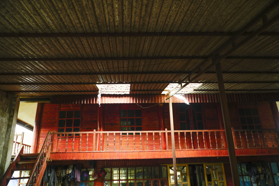 Mưa đá mật độ khá dày gây hư hỏng mái tôn một số gia đình ở xã Hua Thanh, huyện Điện Biên. (Ảnh: Xuân Tư/TTXVN)