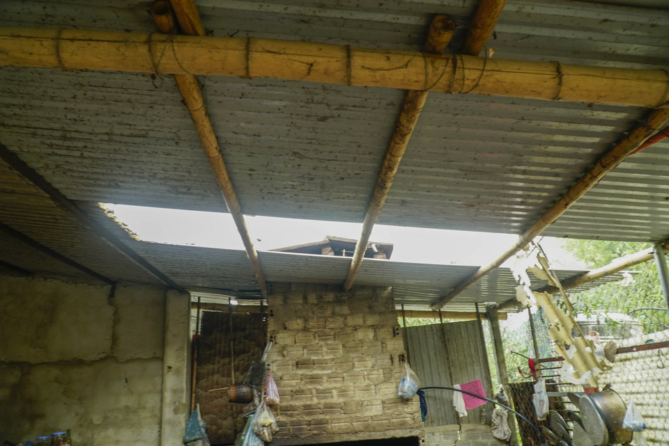 Mưa đá mật độ khá dày gây hư hỏng mái tôn một số gia đình ở xã Hua Thanh, huyện Điện Biên. (Ảnh: Xuân Tư/TTXVN)