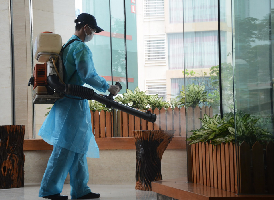 Khách sạn Vanda tiến hành khử trùng ngay sau khi tiễn các du khách được cách ly tại khách sạn rời đi. (Ảnh: Văn Dũng/TTXVN)
